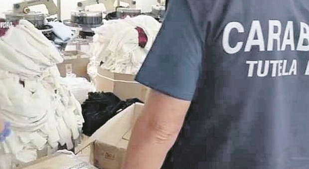 Lavoratori in nero, norme di sicurezza e anti Covid ignorate: laboratorio tessile chiuso, multa a quattro zeri
