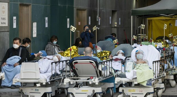 Covid, cosa succede a Hong Kong? «Ospedali al collasso, come nel 2020». Gli esperti: no pericoli per Italia