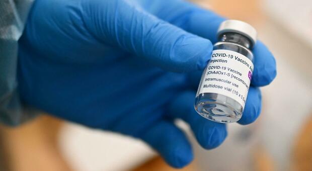 Vaccino AstraZeneca, l'Ema: «Inserire trombosi tra i rari effetti collaterali». Nessuna restrizione per età
