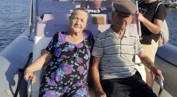 Antonietta e Giuseppe in barca per la prima volta a 90 anni: le foto virali
