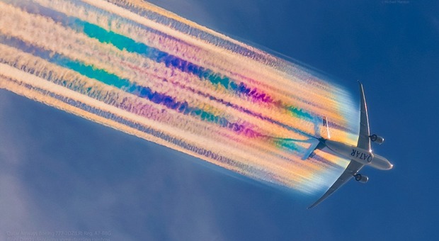 L'aereo dipinge l'arcobaleno sul blu del cielo. Come si formano i colori Video