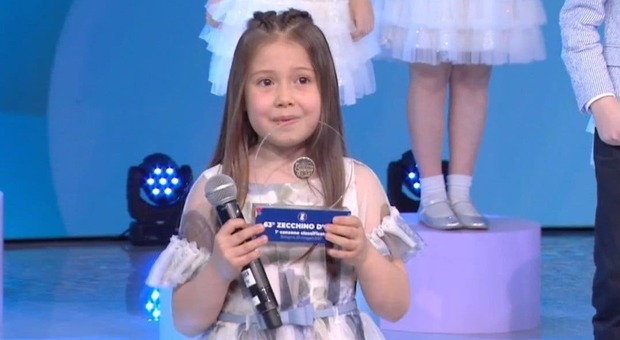 La piccola Anita Bartolomei, 8 anni, vincitrice dello Zecchino d'oro con "Custodi del mondo"