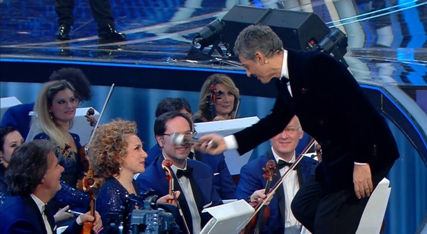 Fiorello scherza con Maria Letizia Beneduce durante l'ultima serata del Festival di Sanremo Fiorello scherza con Maria Letizia Beneduce durante l'ultima serata del Festival di Sanremo