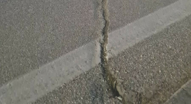 Crepa profonda sul ponte di via Martiri di Belfiore, è un cedimento strutturale Crepa profonda sul ponte di via Martiri di Belfiore, è un cedimento strutturale