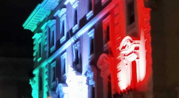 Intesa Sanpaolo, fino al 4 maggio luci tricolori sul palazzo in via del Corso Intesa Sanpaolo, fino al 4 maggio luci tricolori sul palazzo in via del Corso