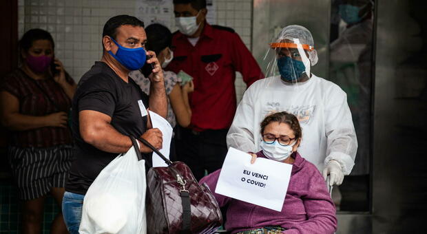 Brasile choc, ospedali senza ossigeno: «Malati di Covid muoiono asfissiati». Scene di disperazione