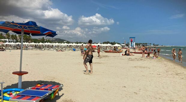 A San Benedetto non si trova più un posto sulla spiaggia, disdette negli hotel e turisti in fuga: ecco cosa sta succedendo