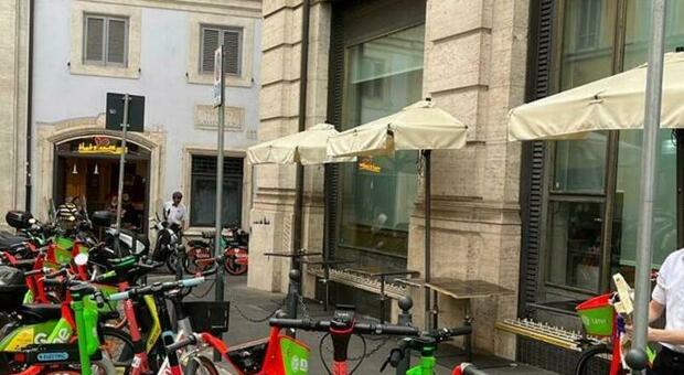 Roma, monopattini e bici a noleggio sui parcheggi per disabili: la denuncia