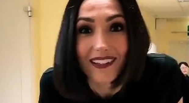 Striscia la Notizia, l'attacco a Caterina Balivo: «Si è rifatta naso e seno...». Lei reagisce così Striscia la Notizia, l'attacco a Caterina Balivo: «Si è rifatta naso e seno...». Lei reagisce così