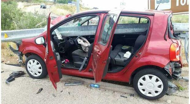 Auto tagliata in due dal guardrail in tangenziale a Lecce: gravissima una ragazza di 28 anni