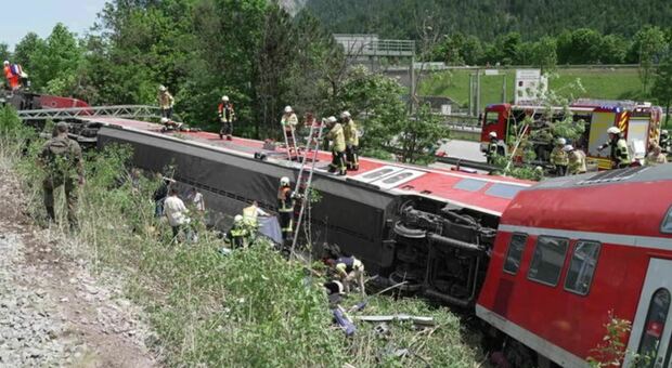 Treno deraglia in Baviera, i morti salgono a 5: l'ultimo è uno studente. Dodici dispersi. «Corpi sfigurati, difficile identificarli»