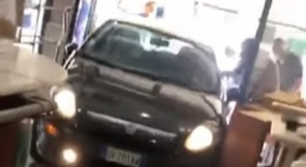 Donna sfonda la vetrina e piomba in un bar con l'auto: «Pensavo di aver messo la retromarcia» VIDEO