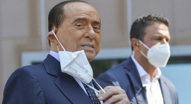 Silvio Berlusconi di nuovo ricoverato al San Raffaele di Milano. «Accertamenti post Covid»