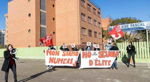 Pomezia, «Entrano solo i più meritevoli»: proteste al liceo Pascal contro i criteri di ammissione