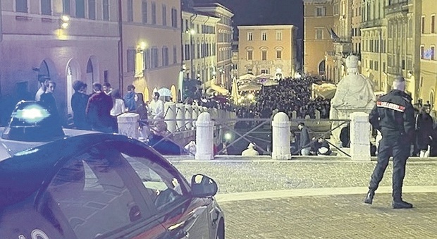 Movida molesta: piazza del Papa resta aperta, ma si anticipa lo stop ai drink da asporto