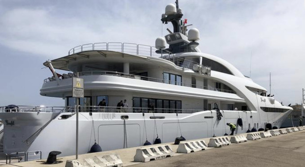Truffa di oltre 1 milione di euro per comprare uno yacht di lusso in Sardegna: indagate cinque persone