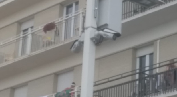 Movida a prova di sicurezza: installate spycam in viale Trieste (e Nazario Sauro). Telecamere anche alla Palla di Pomodoro
