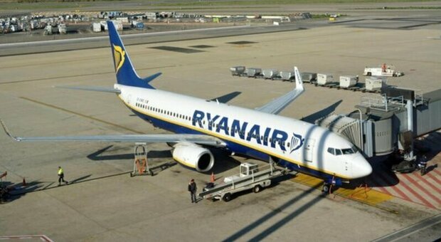 Ryanair, volo Londra-Bergamo cancellato: 54 ragazzi italiani bloccati all'aeroporto di Stansted
