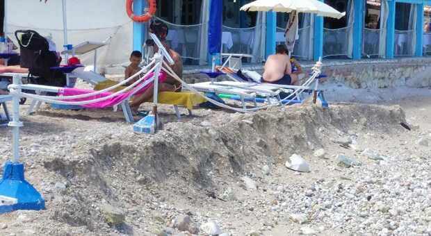 A Portonovo l erosione presenta il conto, gli operatori perdono ombrelloni
