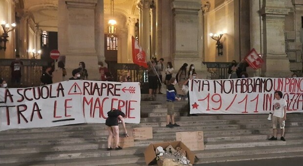 Nel cuore della notte gli studenti hanno protestato a Roma per lo status in degrado della scuola italiana