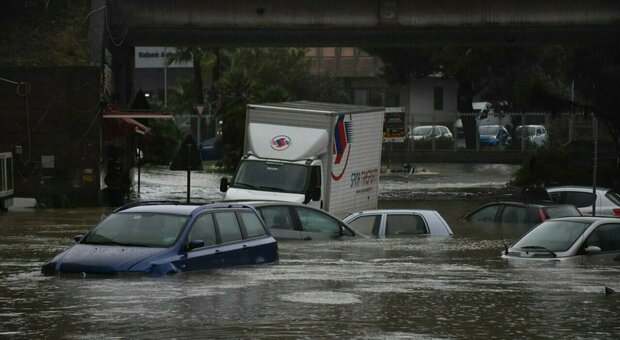 Catania piegata dal ciclone, città sommersa e strade come fiumi: due morti