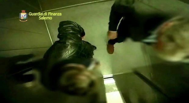 Salerno, corruzione in atti giudiziari: 14 arresti, ci sono due giudici Salerno, corruzione in atti giudiziari: 14 arresti, ci sono due giudici