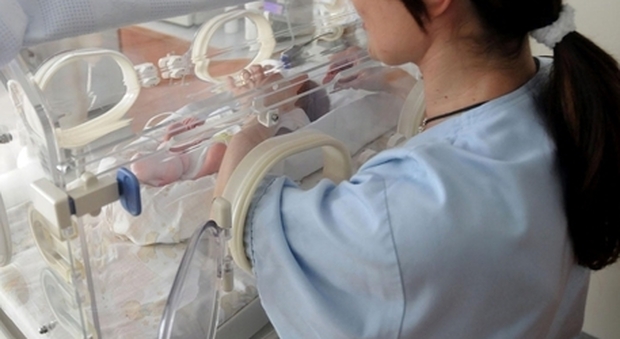 Australia, somministrarono gas esilarante ad un neonato invece dell'ossigeno: il bimbò morì. La condanna è solo una multa