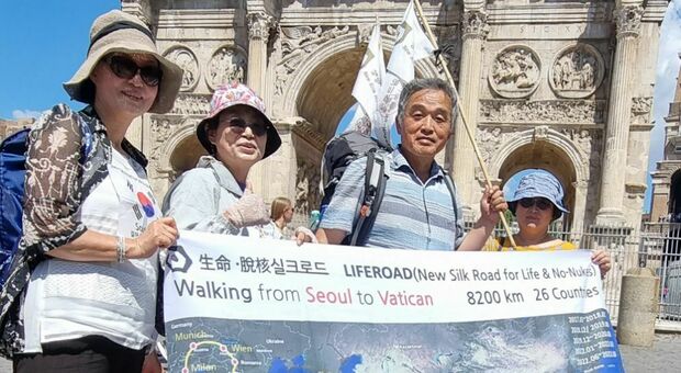 Da Seul a Roma a piedi, il cammino di Won-Young Lee: «Nella Capitale per vedere il Papa»