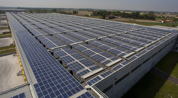 Un'immagine d'archivio di pannelli fotovoltaici installati sul teto di un'azienda