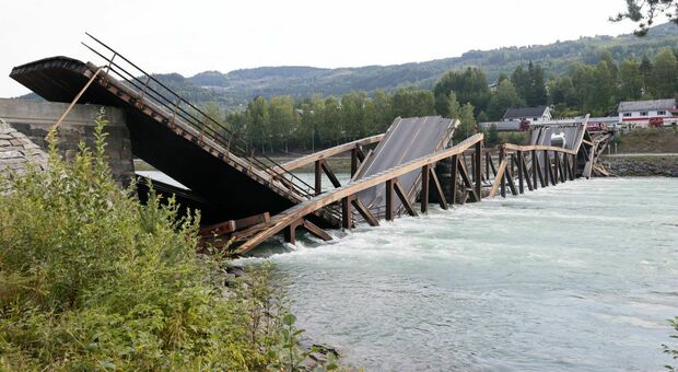 Crolla un ponte, veicoli precipitano nel fiume: si temono morti e feriti FOTO