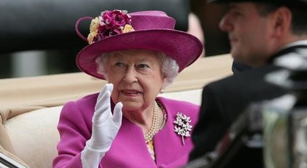 Regina Elisabetta e il regalo speciale ai sudditi per il giorno di Pasqua