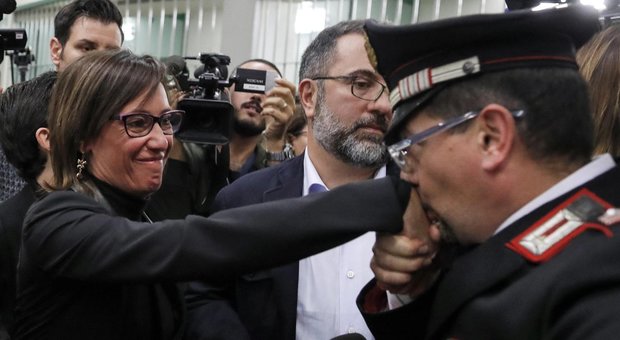 Cucchi, carabinieri fa baciamano a Ilaria: «Finalmente giustizia» Cucchi, carabinieri fa baciamano a Ilaria: «Finalmente giustizia»