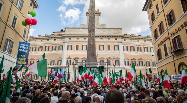 Fiducia, Fdi e Lega in piazza. Salvini: «Saluto ai poltronari». Spuntano anche saluti romani Fiducia, Fdi e Lega in piazza. Salvini: «Saluto ai poltronari». Spuntano anche saluti romani