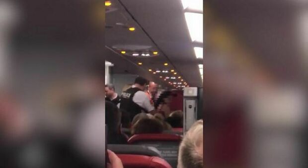 Si spoglia e urla "Allah akbar" dentro l'aereo: terrore sul volo VIDEO