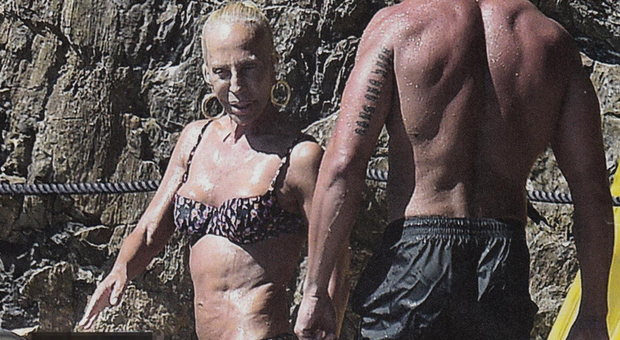Donatella Versace, bikini a 61 anni a Portofino con l'aitante accompagnatore
