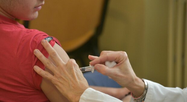 Influenza, l'Aifa raccomanda: «Anticipare vaccinazione a inizio ottobre»