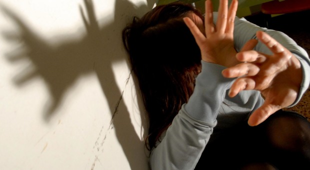 Ancona, entra con le chiavi di riserva, si nasconde in camera e tanta di violentare l'ex coinquilina Ancona, entra con le chiavi di riserva, si nasconde in camera e tanta di violentare l'ex coinquilina