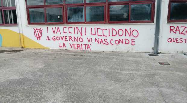Lecce, scritte no vax sulle scuole. I presidi: inaccettabile attacco ai diritti