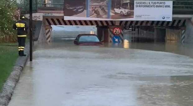 Maltempo, forti temporali e bombe d'acqua: auto intrappolata in un sottopasso a Giulianova. Scuole chiuse