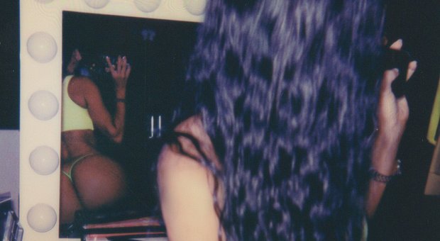 Kim Kardashian, sexy buonanotte ai fan: lato B in bella vista allo specchio Foto