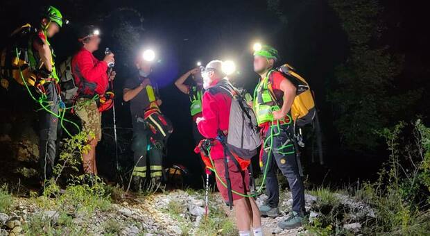 Perdono il sentiero in montagna e restano bloccati: due escursionisti salvati dal Soccorso Alpino