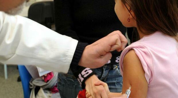 Vaccino bambini, prime dosi a fine dicembre: tipo, importanza, effetti collaterali. Domande e risposte (dei pediatri)