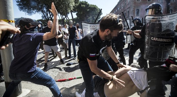 Roma, ultrà ed estremisti, guerriglia al Circo Massimo: 2 arresti e 13 fermi Roma, ultrà ed estremisti, guerriglia al Circo Massimo: 2 arresti e 13 fermi