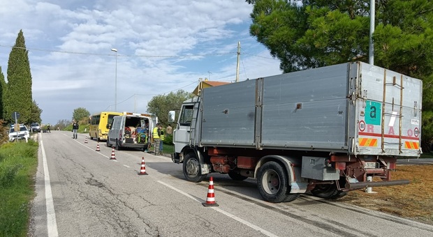 I mezzi dopo l'incidente sulla strada provinciale tra Piagge e San Costanzo