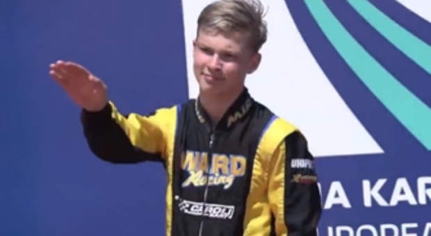 Pilota di kart 15enne russo (con licenza italiana) fa il saluto nazista: licenziato Video