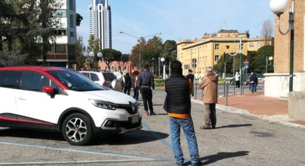 Lunghe file alle Poste, da oggi rischio assembramenti per il pagamento delle pensioni Lunghe file alle Poste, da oggi rischio assembramenti per il pagamento delle pensioni
