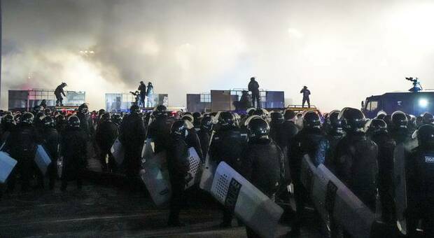 Kazakistan nel caos, decine di morti e oltre mille feriti nella rivolta contro i rincari del gas. Mosca invia truppe