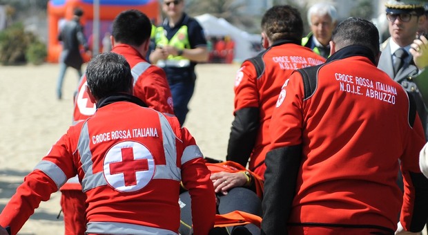 Malore al mare, tentano di rianimarlo per 40 minuti: Angiolino muore sotto gli occhi del figlio Malore al mare, tentano di rianimarlo per 40 minuti: Angiolino muore sotto gli occhi del figlio