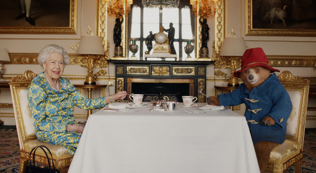 La regina Elisabetta prende un té con l'orso Paddington: l'esilarante sketch prima del concerto per il Giubileo