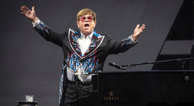 Elton John a Milano,l'addio è in grande stile. A San Siro in 50mila per l'ultimo concerto in Italia